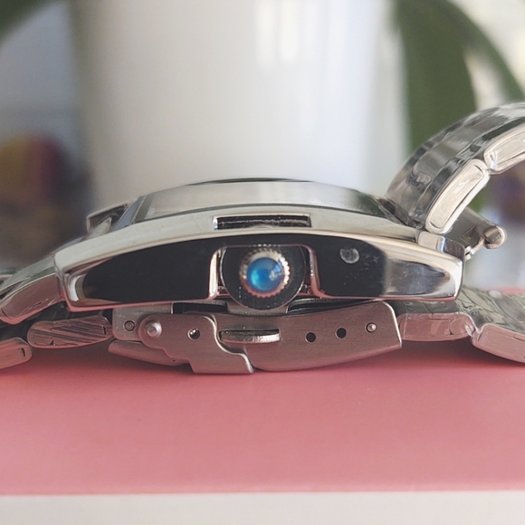 🎄NIB Fashion Watch (Women's)♀️ - Picture 3 of 7